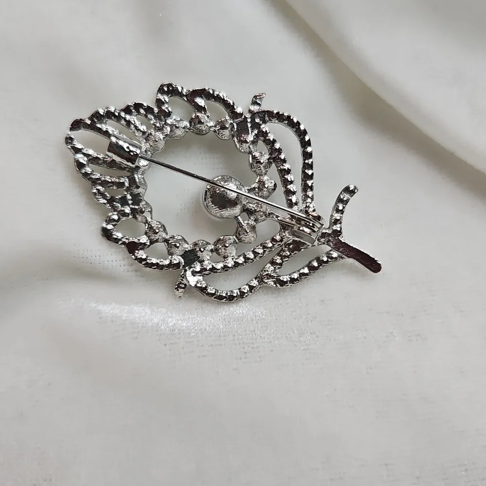 Women's Silver Rhinestone Pearl Feather Brooch Retro Style Pin Rhinestone NWOT